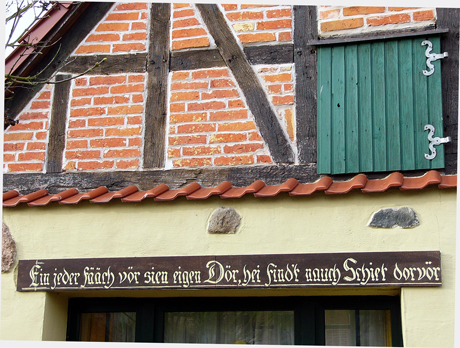spruch-am-haus460.jpg